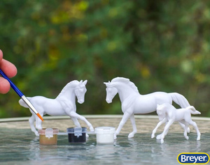 4239 Breyer Stablemates Horse Family Paint & Play