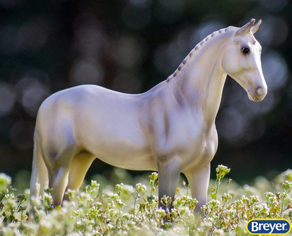960 Breyer Classics Pearly Grey Trakehner